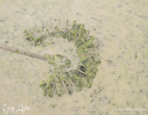 в пюре влить молоко и размешать