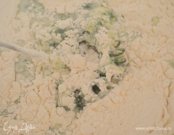 просеять муку и размешать все венчиком. 