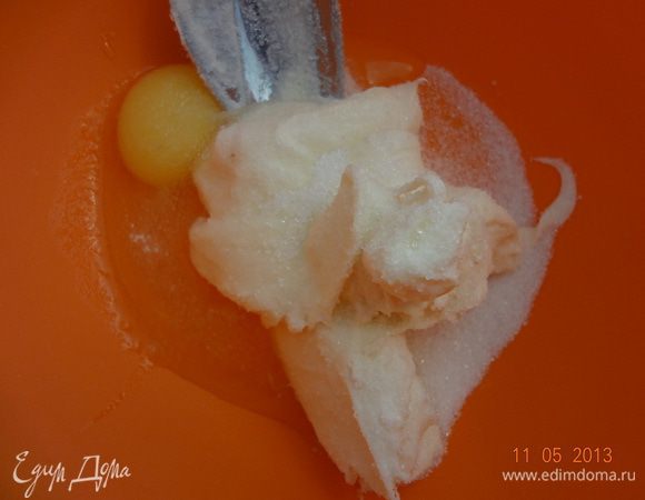 Замесить сдобное тесто. В миске смешать сметану, яйцо, сахар, соль, взбить венчиком (ручным) до растворения сахара.