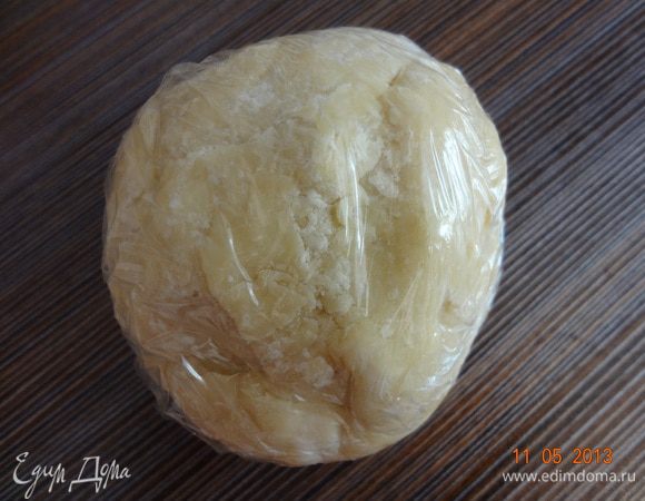 Частями всыпая просеянную с разрыхлителем муку, замесить мягкое, чуть липкое тесто, завернуть в пленку и оставить отдохнуть на 15-20 минут на столе.