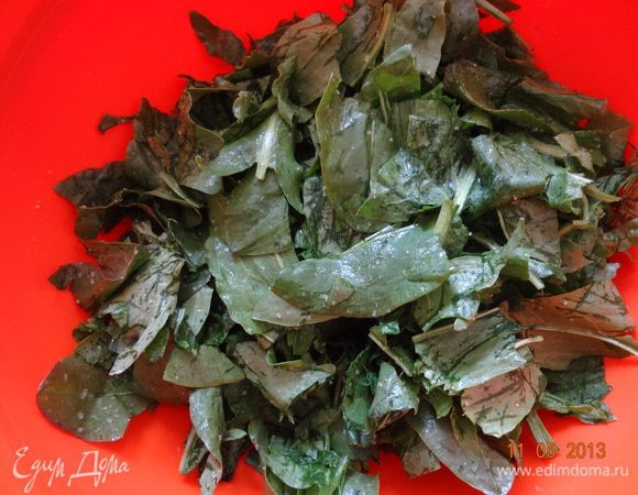 Порвать на несколько частей листья, присыпать сахаром и помять руками. Можно запарить щавель кипятком или на пару, отжать воду и присыпать сахаром, тогда формировать мешочки будет легче. 