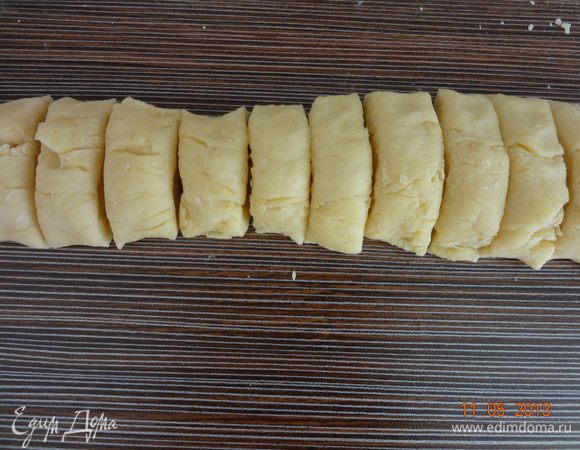 Отдохнувшее тесто скатать в толстый жгут (примерно 20 см в длину), нарезать на небольшие кусочки. Из каждого скатать шарик размером со среднее куриное яйцо. Если тесто будет слишком липкое, нужно подпылять поверхность мукой.