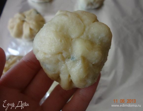 Подготовленные мешочки выложить на смазанный маслом лист и отправить в духовку. Выпекать 25-30 минут при 180 С. Верх должен чуть подрумяниться.