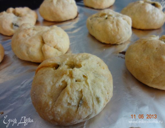 Вынуть лист, остудить пирожки, посыпать сахарной пудрой.