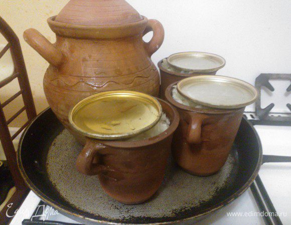 Кладем все на сковороду и на медленном огне он начинает готовиться.. Так он готовиться 4-5 часов.. В стакан, который я ранее использовала когда распределяла горох, выкладываем несколько тычинок шафрана и до середины наливаем кипяток.. закрываем блюдцем.. когда Пити будет почти готов, в каждый горшочек налить шафран..