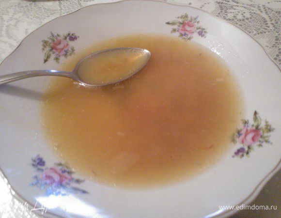 Придерживая крышочкой, наливаем всю воду в  блюдце...