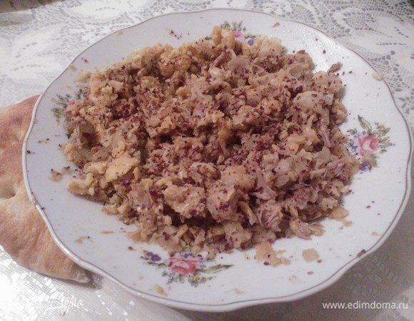 Посыпаем сверху сумах, соль и начинаем кушать ... руками !!!! Вы не поверите, но так вкуснее, чем с вилкой))