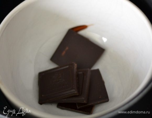Духовку включить на 190°С. Растопить шоколад на водяной бане.