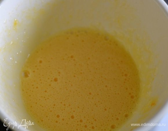 Отдельно смешать яйца с сахаром и венчиком взбить до появления пены.