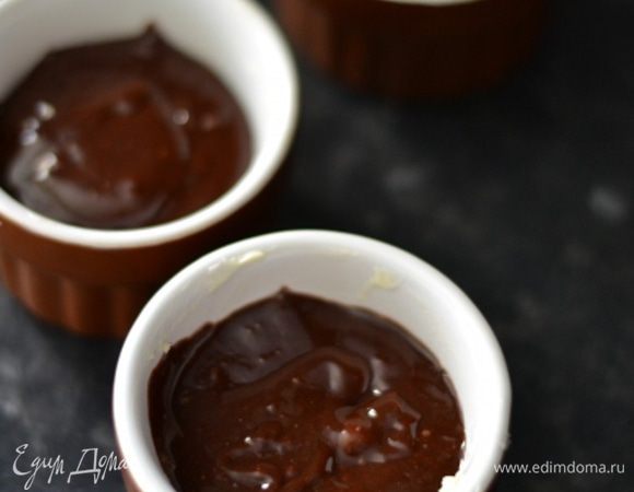 Керамические формочки смазать сливочным маслом, вылить тесто примерно на 3/4 высоты. Выпекать при 190°С до появления корочки на пирожном, но серединка должна оставаться жидкой. Начинайте проверять после 8–10 минут в духовке. Мне нужно около 15 минут. Если вы любите начинку потверже, то готовьте подольше.