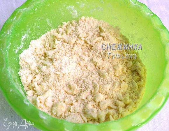 Первым делом приготовим тесто. В муку кладём кусочки холодного сливочного масла. Быстро растираем руками в крошку.