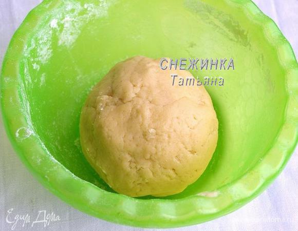 Добавляем соль, сахар, ванильный сахар и яйцо. Замешиваем тесто. Собираем его в шар, заворачиваем в пищевую плёнку и отправляем в холодильник.