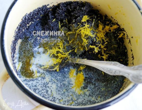 Займёмся маковой начинкой. Мак высыпаем в кастрюльку или сотейник, заливаем молоком. Добавляем мёд (или сахар) и цедру лимона, перемешиваем. Ставим на маленький огонь и варим с момента закипания 10 минут.