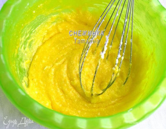 Белки отделяем от желтков. Размягчённое сливочное масло растираем венчиком с половиной (75 г) сахара и ванилином. Добавляем желтки и снова растираем. Высыпаем крахмал и перемешиваем до однородности.