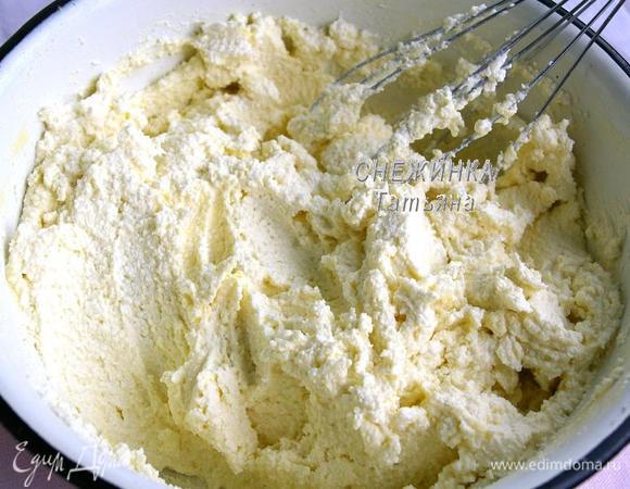 Подмешиваем яично-масляную массу к творогу.  