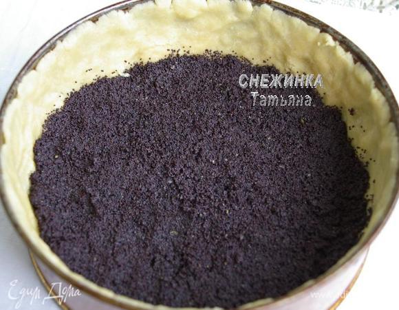 На дно распределяем маковую начинку.