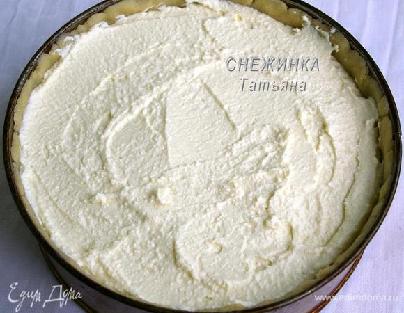 Затем равномерно распределяем творожную начинку.