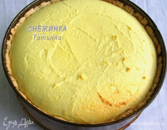 Отправляем пирог выпекаться при 180С около 1 часа. Ориентируйтесь по величине формы и особенностям своей духовки. Тесто и верх пирога должны зарумяниться.