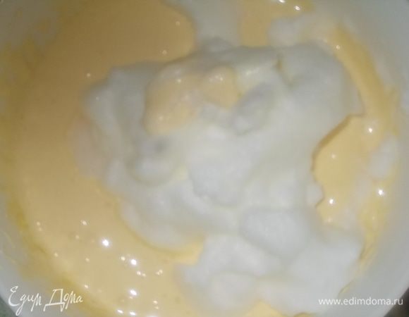 аккуратно перемешать,добавить растопленное масло и взбить,