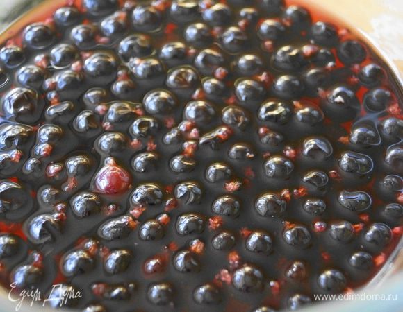 В воду добавить сахар и довести до кипения. Залить сиропом 120 г черной смородины. Оставить замачиваться на всю ночь