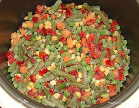 Замороженную овощную смесь выложить в чашу мультиварки