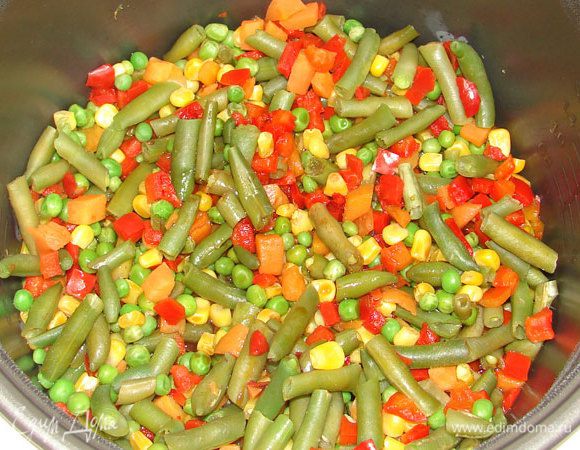 Включить режим "Выпечка", закрыть крышку и оставить на 20 мин., периодически перемешивая смесь