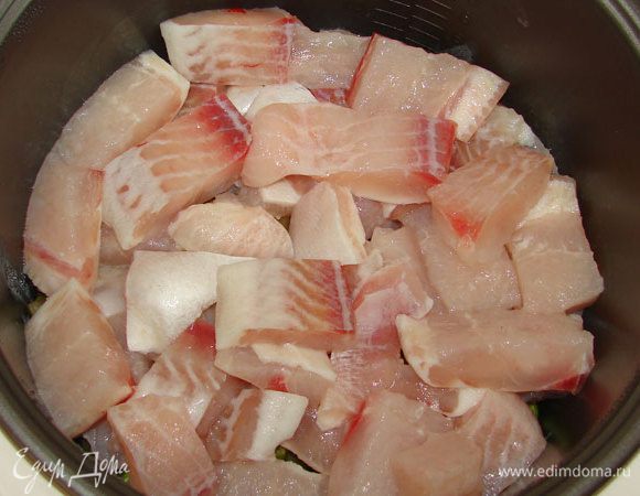 Добавить в смесь соевый соус, перемешать, затем сверху выложить порезанную на куски рыбу и немного посолить, оставить на 10 мин.