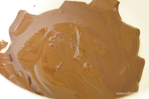 Для бисквита: поломать шоколад и растопить на водяной бане