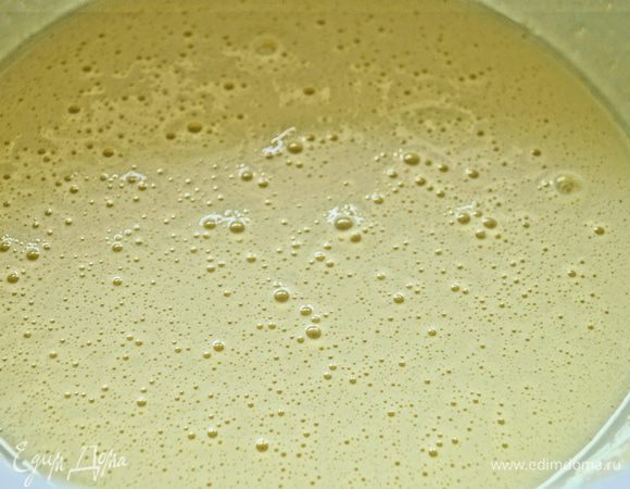 Желтки взбить со 120 г сахара до получения практически белой массы