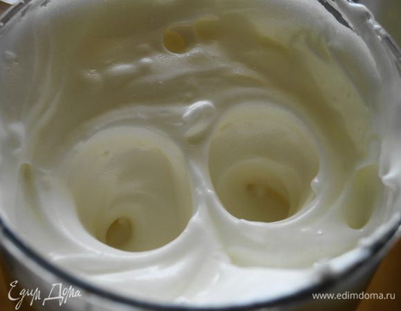 Отдельно взбить белки, постепенно добавляя остатки сахара, взбивать до твердых пиков