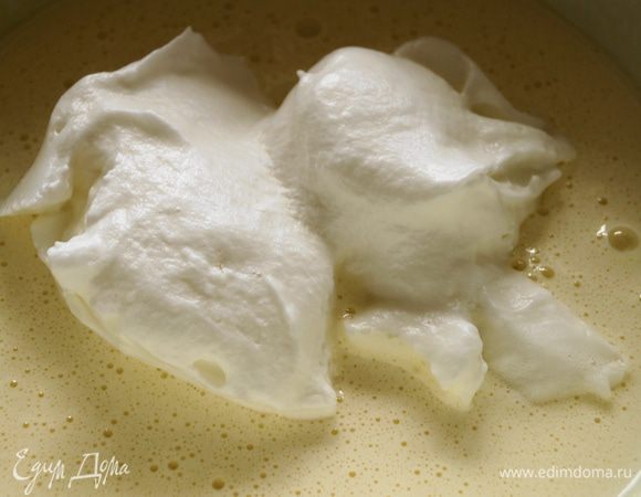 В желтки ввести 1/3 часть взбитых белков, аккуратно перемешать