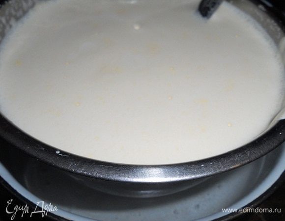 Добавить молоко, перемешать и поставить на паровую баню. Замочить желатин.