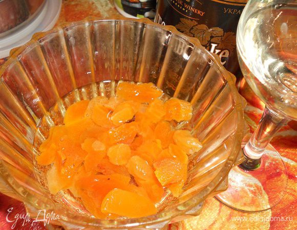 Курагу нарезать на кусочки и залить шампанским на 15 минут.