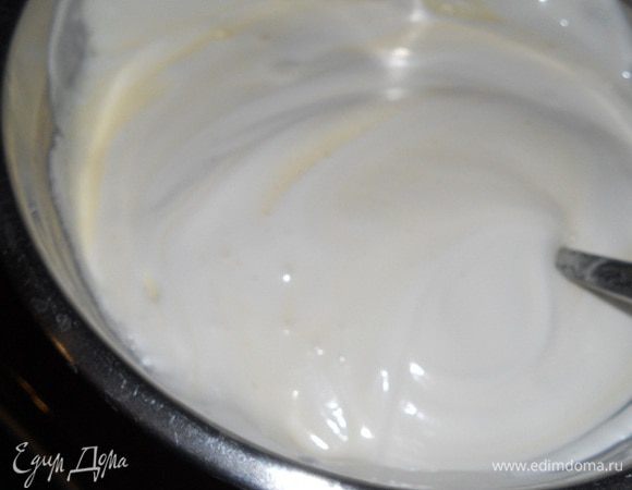 Когда желтково-молочная смесь на бане немного загустела, снять с бани добавить сливочное масло и перемешать, добавить белки и аккуратно перемешать, распустить желатин на бане и влить в нашу смесь, перемешать.
