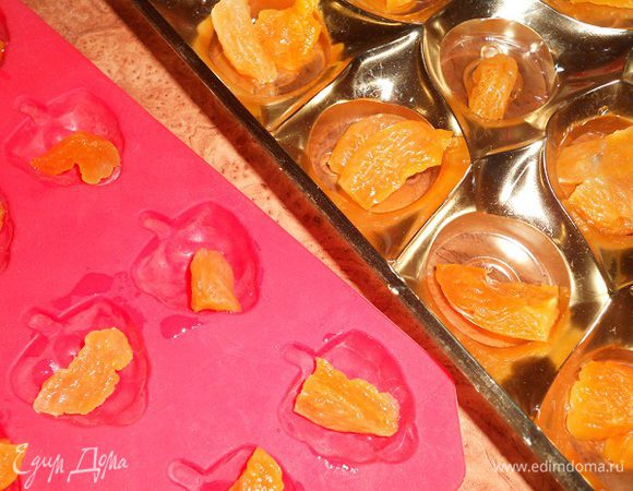 Курагу разложить по формачкам, а шампанское влить в суфле, перемешать и залить по формочкам, чтобы покрыло курагу. Поставить в холодильник на 1 час.