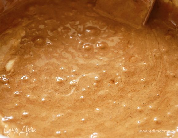 Добавить растопленный шоколад и очень быстро перемешать до однородной массы. Ввести оставшиеся белки и аккуратно соединить с шоколадной массой.