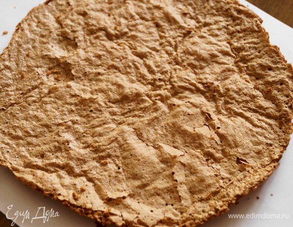 На противень постелить бумагу для выпечки, наметить круги диаметром 24 см, из кондитерского мешка отсадить получившееся тесто и поставить в духовку, разогретую до 170 градусов на 25 минут. Готовому коржу дать остыть и аккуратно снять с него бумагу. Нужно будет 3 таких коржа.