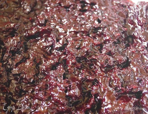 Приступаем к подготовке шоколадного ганаша с черной смородиной: Смородину измельчить погружным блендером. Протереть через мелкое сито.