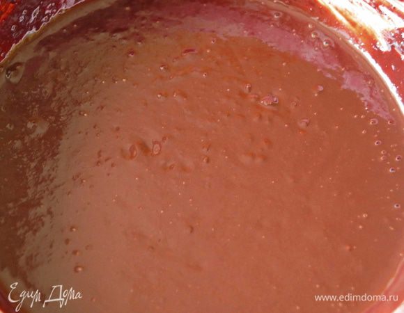 Влить в растопленный шоколад черносмородиновую смесь и энергично взбить, до образования однородной массы.