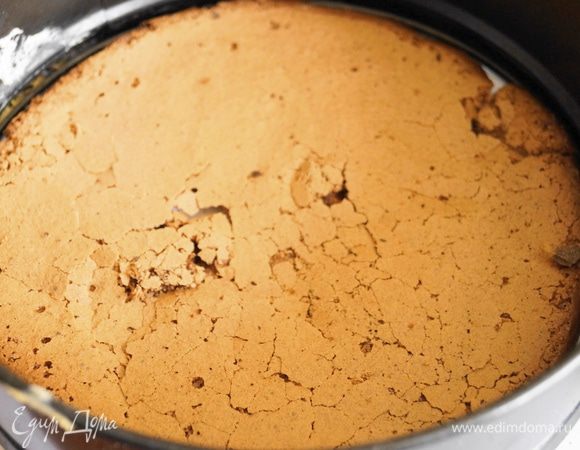 Сборка: Слить сироп с ягод. Разделочную доску застелить белой бумагой и пищевой пленкой, поставить круглую форму без дна, диаметром 24 см. На низ формы выложить 1 корж бисквита