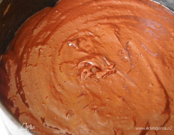 Дальше на корж выложить половину шоколадно-смородинового ганаша