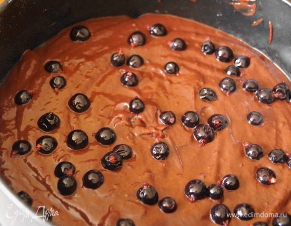 Затем половину ягод из сиропа, и накрыть вторым коржом, повторить ганаш, затем смородина.