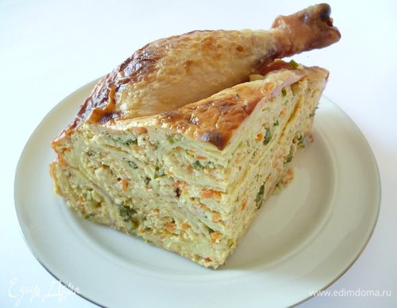 Запекайте при 160–170°C 50–60 минут до золотистой корочки. Во время запекания 2–3 раза смажьте поверхность курицы образовавшимся соком. После запекания дайте курице постоять 5–10 минут, затем удалите нитки, нарежьте на порции и подавайте к столу с любимым соусом, овощами и зеленью. Приятного вам аппетита! Если ножки и крылышки начнут пригорать, накройте курицу фольгой.