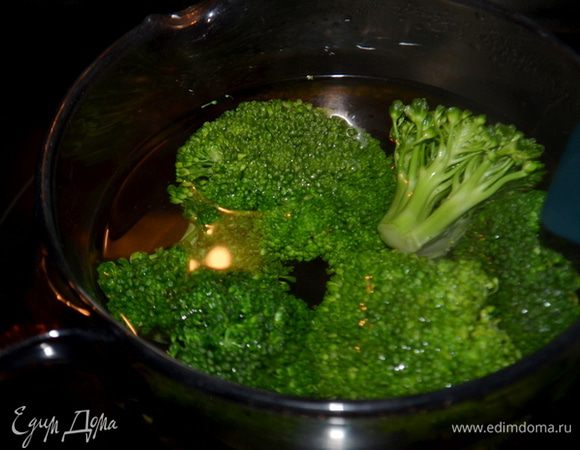 Кол-во брокколи у меня меньше,чем идет по рецепту.
В емкость налить воду,посолить и поставить на огонь. Как закипит добавить брокколи и готовить примерно 2-3 мин. Слить воду.
