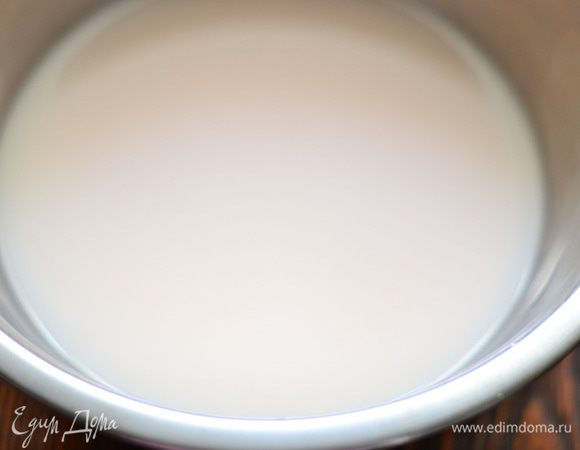 Растворить дрожжи в теплой воде.