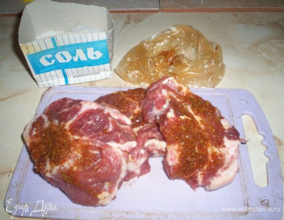 Каждый кусочек посолите с двух сторон крупной солью и обильно посыпьте смесью специй. Если смесь делаете сами, придерживайтесь пропорции: красный перец — ¼ ч. л., хмели-сунели — 1 ч. л., паприка — 1 ч. л. Сложите мясо в миску для маринования. 