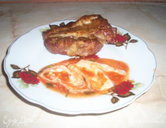 Запеченное мясо в духовке получается очень сочным благодаря маринаду. На гарнир можно предложить картофельное пюре или овощи гриль. Приятного аппетита!