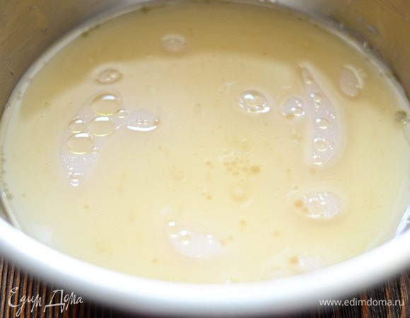 Добавить соль, сахар, оливковое масло, перемешать.