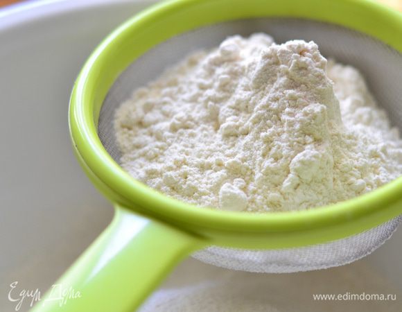 Муку просеять через сито.