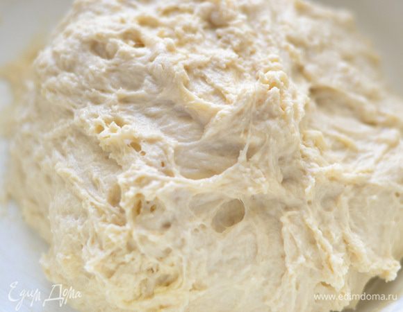 Вылить в муку жидкость и замесить тесто. Тесто будет липкое, но так и должно быть, больше муки добавлять не нужно! Накрыть тесто полотенцем и поставить в теплое место на минут 40. Я ставлю в разогретую духовку на 50 гр.